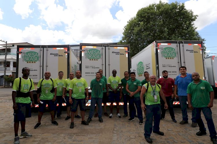 Doações de água potável e roupas chegam em 5 caminhões para a Assistência Social de Itaperuna