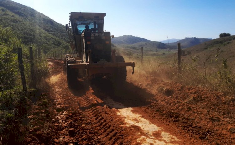 Secretaria de Agricultura de Itaperuna recupera estradas na Aguinha e adjacências