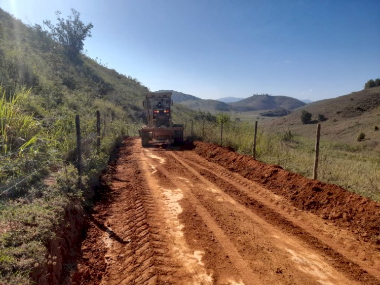 Secretaria de Agricultura de Itaperuna recupera estradas na Aguinha e adjacências