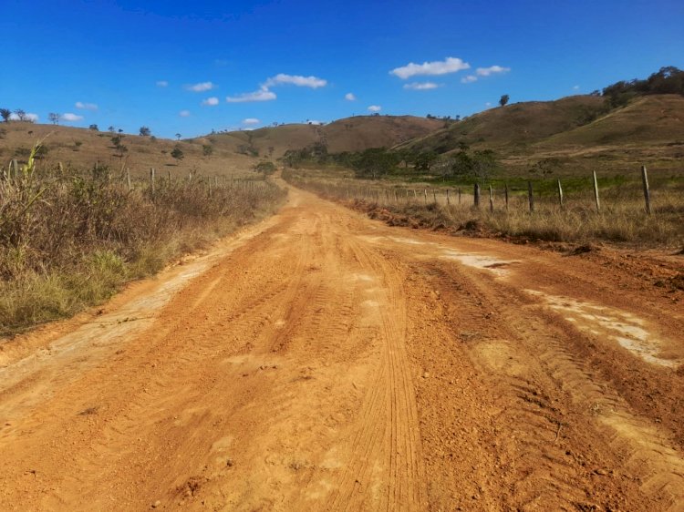 Secretaria de Agricultura de Itaperuna recupera estradas na Aguinha e adjacências