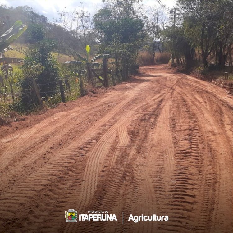 Prefeitura trabalha na melhora da estrada do Xanguá