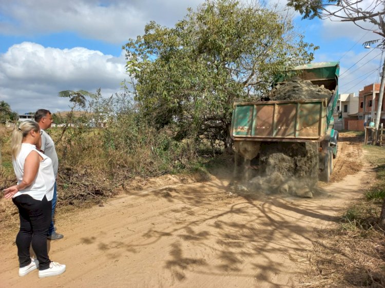 Secretária de Agricultura de Itaperuna acompanha equipe de trabalho no Morro Azul