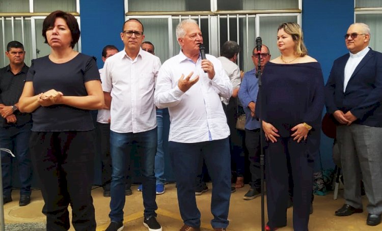 Prefeito e secretário de Educação participam da entrega simbólica de uniformes em Itaperuna