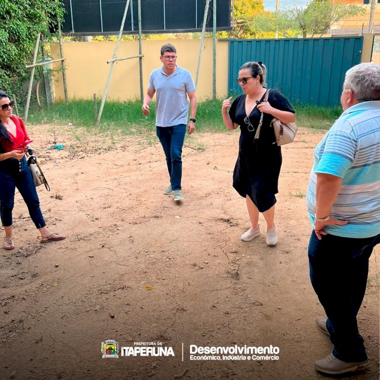 Secretário de Indústria e Comércio acompanha chegada de equipamentos para cursos gratuitos.