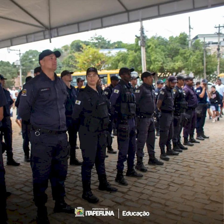 Prefeitura realiza cerimônia de entrega dos novos uniformes escolares