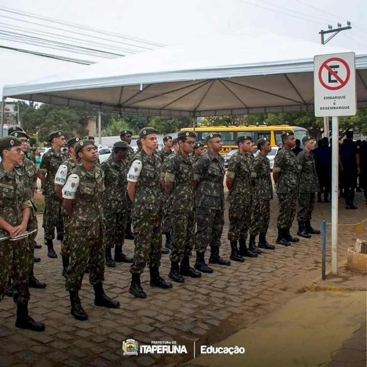 Prefeitura realiza cerimônia de entrega dos novos uniformes escolares