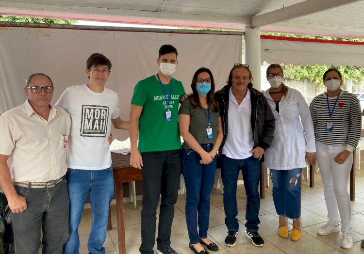 Equipes da Secretaria de Saúde vacinam profissionais de supermercado em Itaperuna