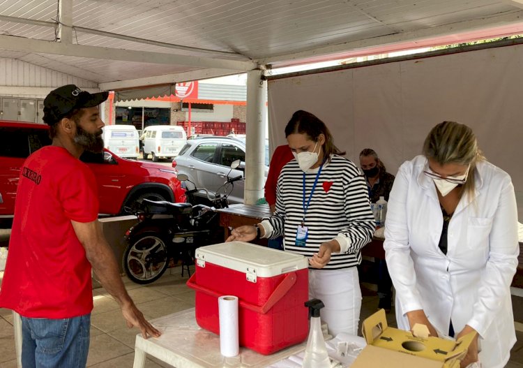 Equipes da Secretaria de Saúde vacinam profissionais de supermercado em Itaperuna