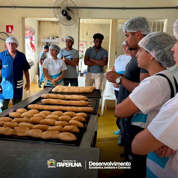 Secretário de Indústria e Comércio visita Padaria Escola  e futura Escola de Marcenaria.