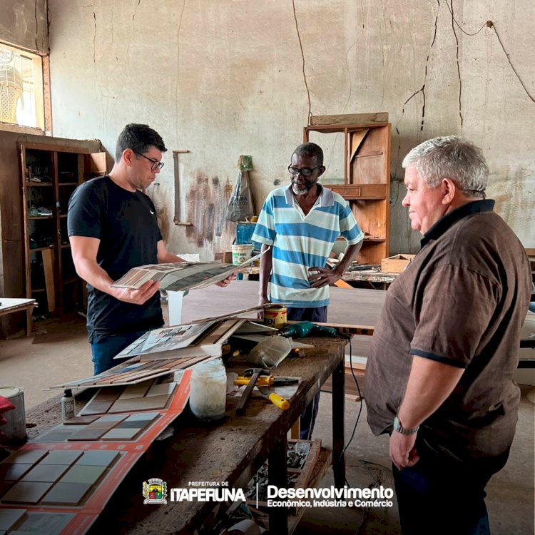 Secretário de Indústria e Comércio visita Padaria Escola  e futura Escola de Marcenaria.