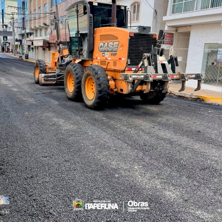 Rua Dez de Maio recebe novo asfalto