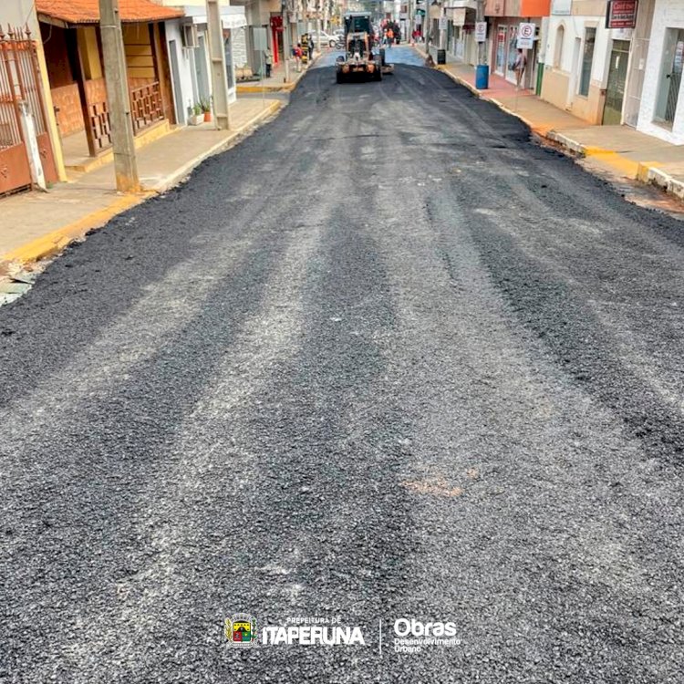 Rua Dez de Maio recebe novo asfalto