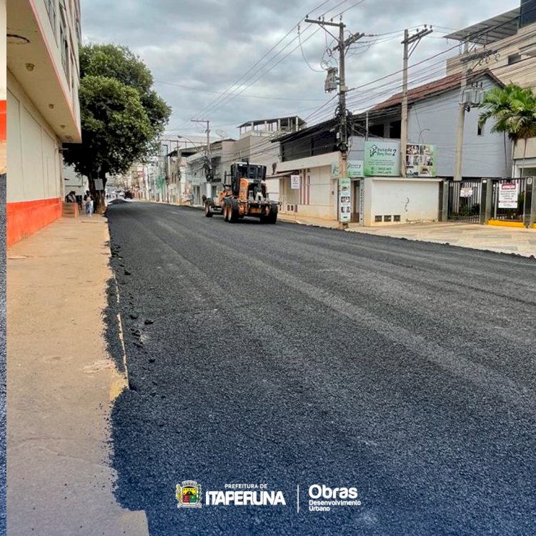 Prefeitura dá continuidade ao asfaltamento da rua Dez de Maio.