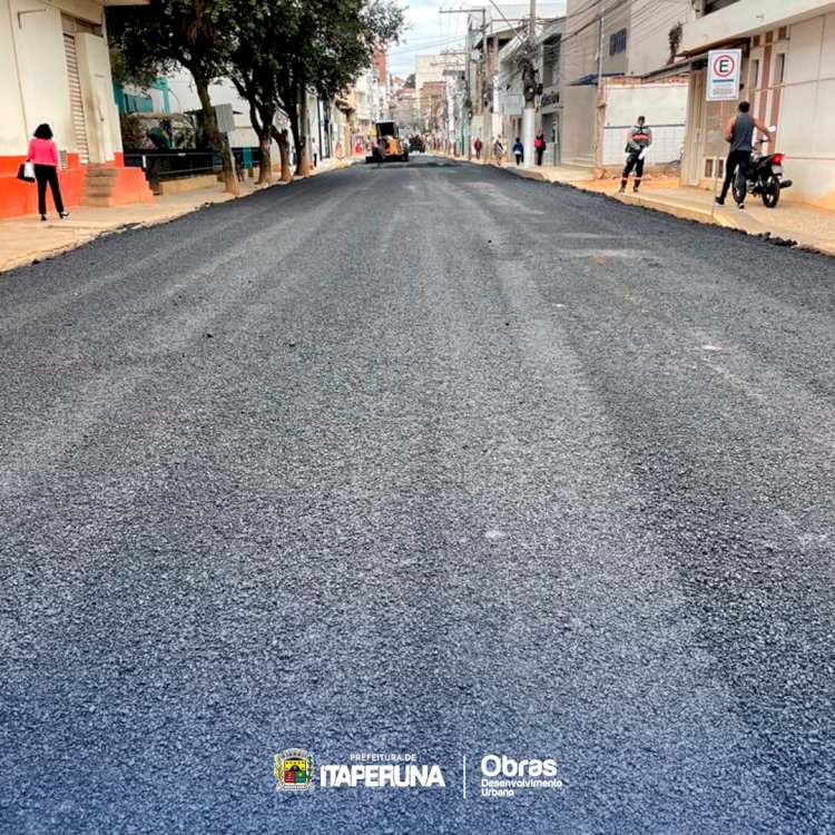 Prefeitura dá continuidade ao asfaltamento da rua Dez de Maio.