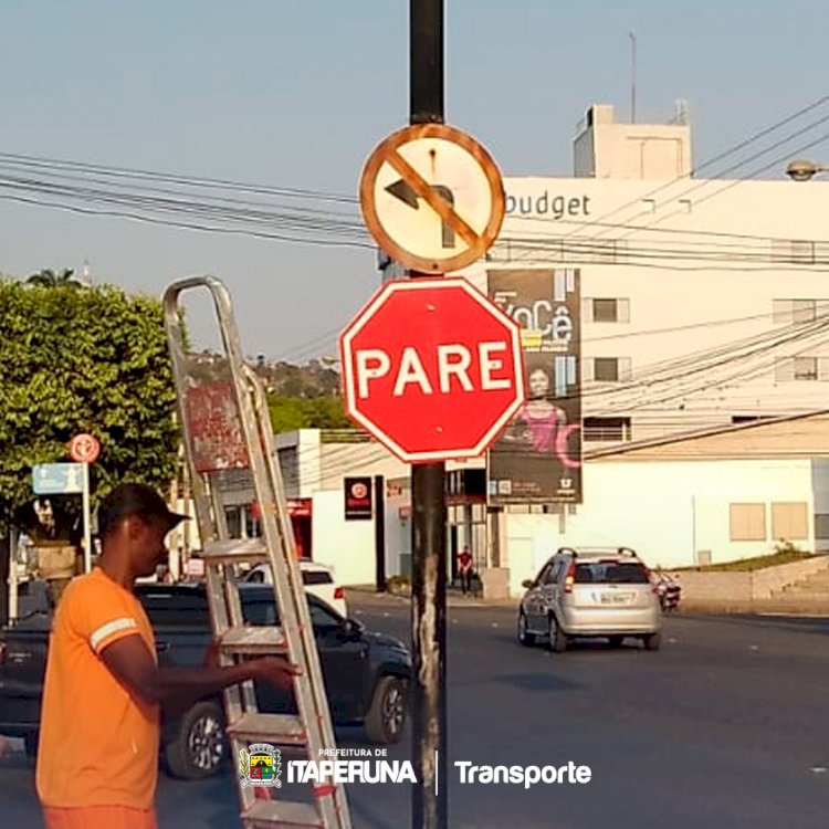 Prefeitura realiza troca das placas de sinalização no bairro Cidade Nova.