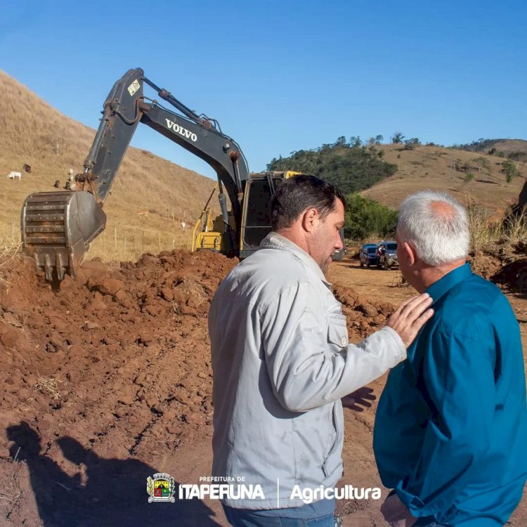 Prefeitura recupera estrada vicinal do Bananal.