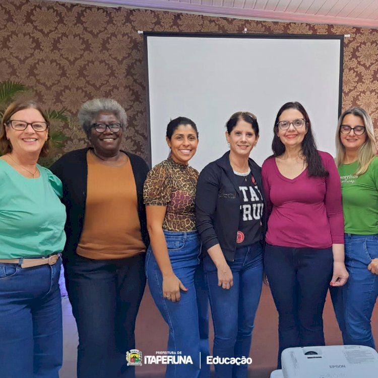 Equipe da Secretaria de Educação participa de curso na APAE.