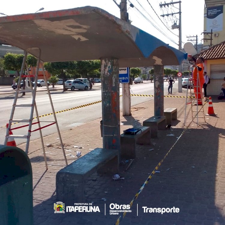 DEMUT e Secretaria de Obras  iniciam o trabalho de limpeza e pintura dos pontos de ônibus da cidade.