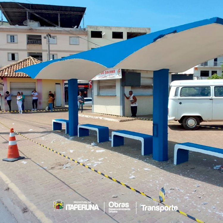 DEMUT e Secretaria de Obras  iniciam o trabalho de limpeza e pintura dos pontos de ônibus da cidade.