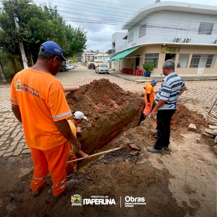 Secretaria de Obras realiza reparo  na rede de esgoto do bairro Cidade Nova.