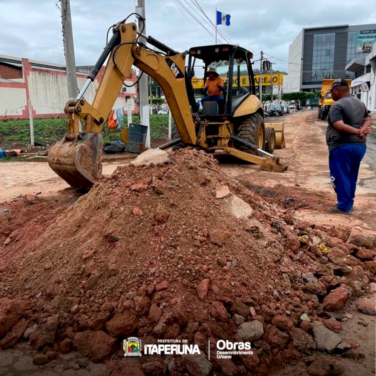 Secretaria de Obras realiza reparo  na rede de esgoto do bairro Cidade Nova.