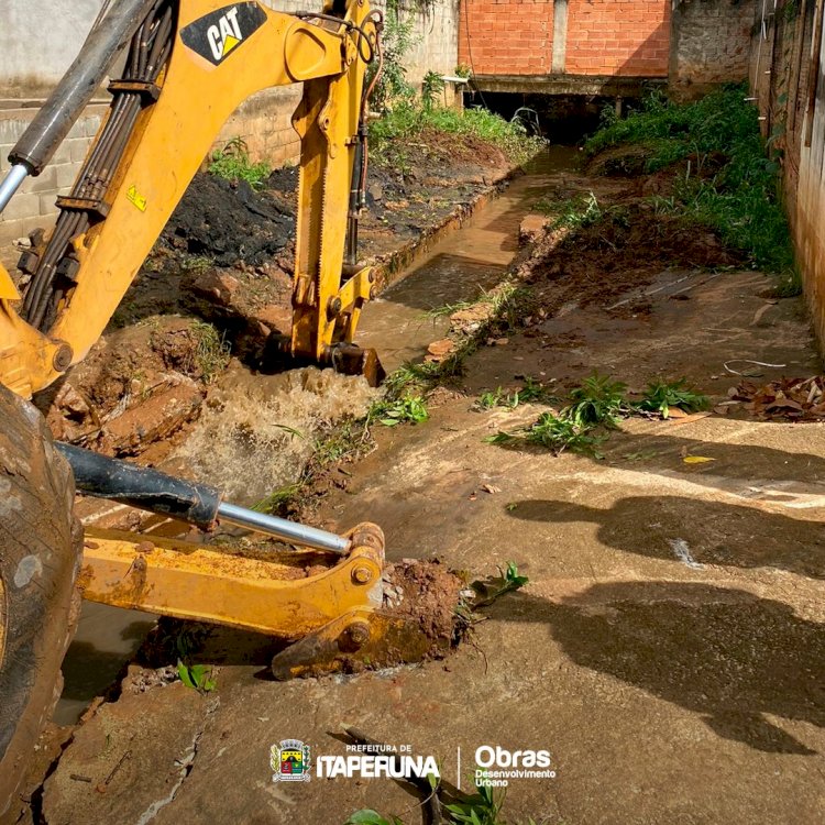 Secretaria de Obras dá continuidade ao trabalho de desobstrução da rede de esgoto do bairro Niterói.