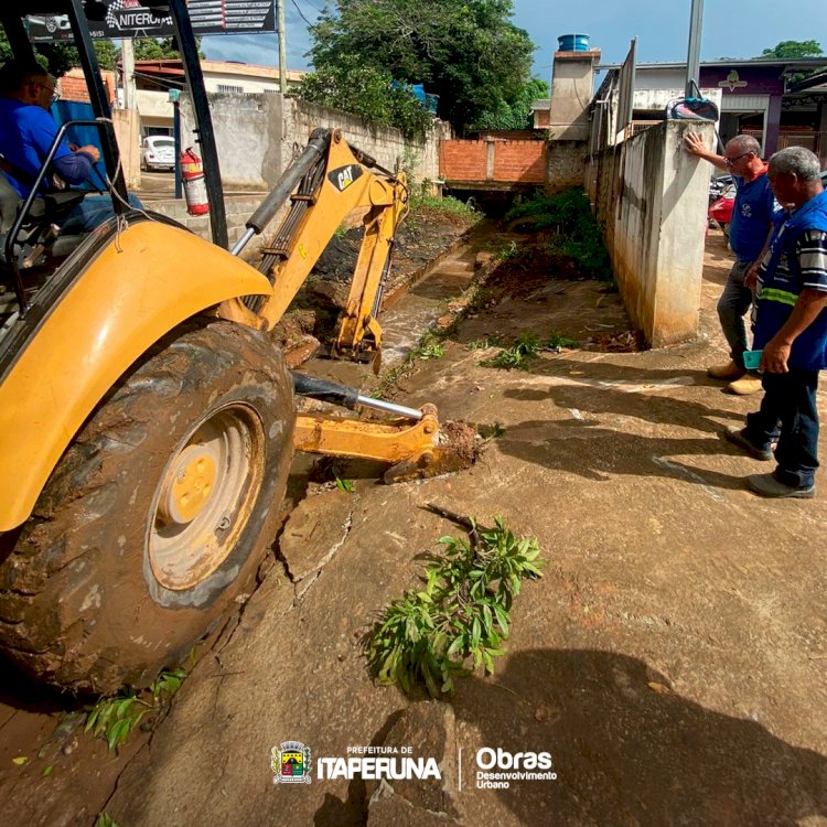 Secretaria de Obras dá continuidade ao trabalho de desobstrução da rede de esgoto do bairro Niterói.