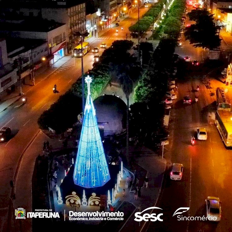 Parceria entre Prefeitura, SESC e Sincomércio inaugura as luzes de Natal em Itaperuna.