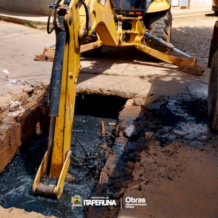 Prefeitura realiza limpeza da canaleta do bairro Niterói.