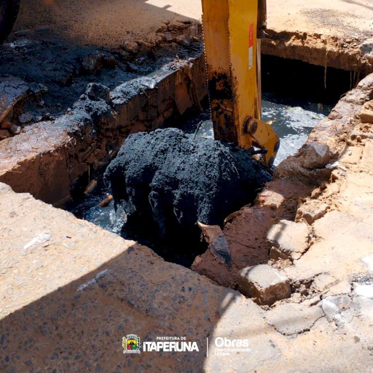 Prefeitura realiza limpeza da canaleta do bairro Niterói.