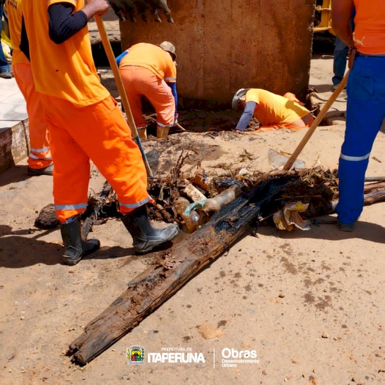 Prefeitura realiza limpeza da canaleta do bairro Niterói.