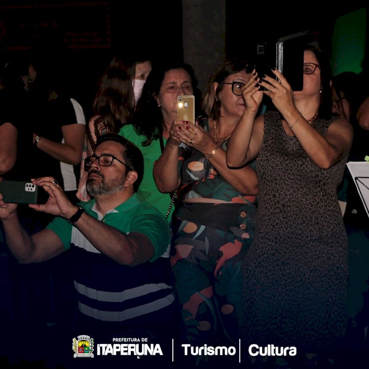 1ª noite do  Natal das Águas encanta a noite em Raposo.