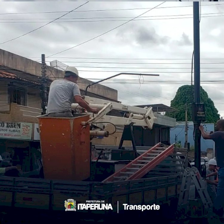 Instalação de semáforo na Avenida Coronel José Bastos, no bairro Aeroporto.