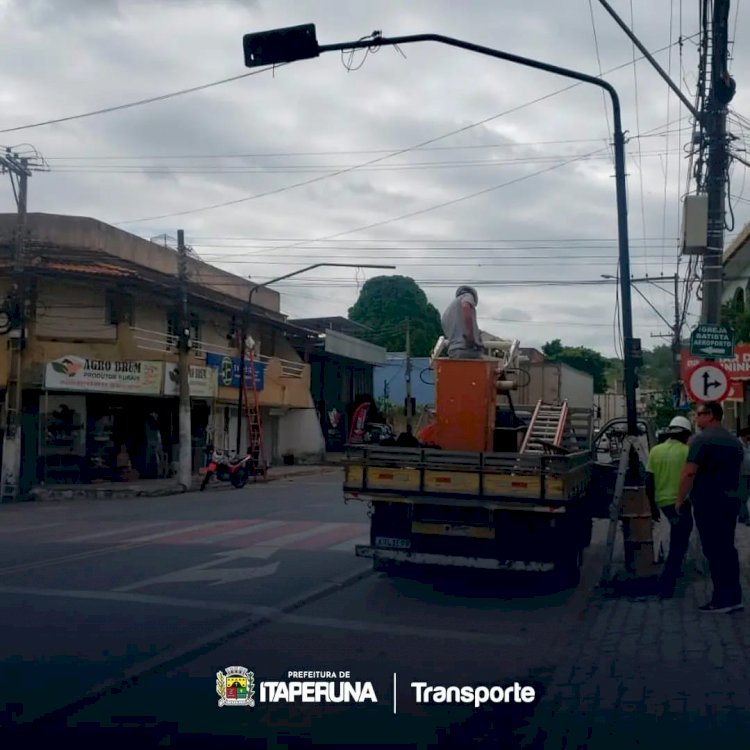 Instalação de semáforo na Avenida Coronel José Bastos, no bairro Aeroporto.