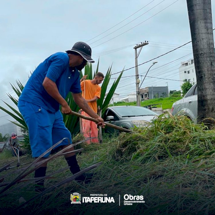 A Secretaria de Obras realiza o serviço de capina no bairro Caiçara