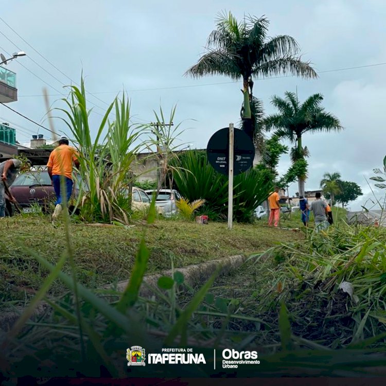 A Secretaria de Obras realiza o serviço de capina no bairro Caiçara