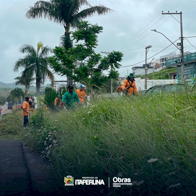 A Secretaria de Obras realiza o serviço de capina no bairro Caiçara