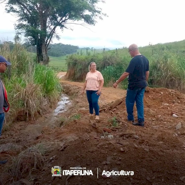 Secretaria de Agricultura recupera estradas vicinais em Raposo.