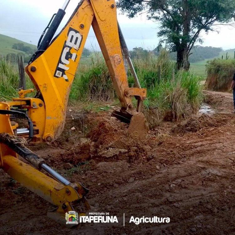 Secretaria de Agricultura recupera estradas vicinais em Raposo.