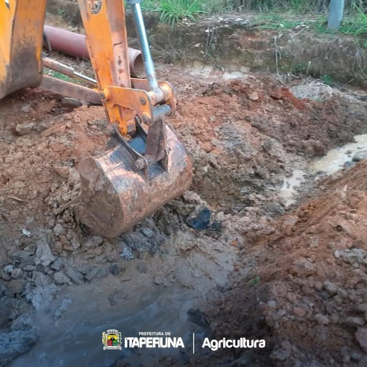 Secretaria de Agricultura recupera estradas vicinais em Raposo.
