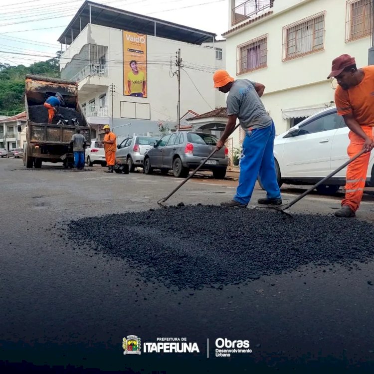 Secretaria de Obras leva a Operação Tapa Buraco para o bairro Vinhosa.