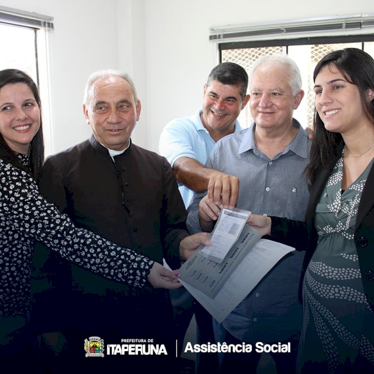 Secretaria de Assistência Social realiza entrega de veículo para Obras Sociais do Padre Geraldo.