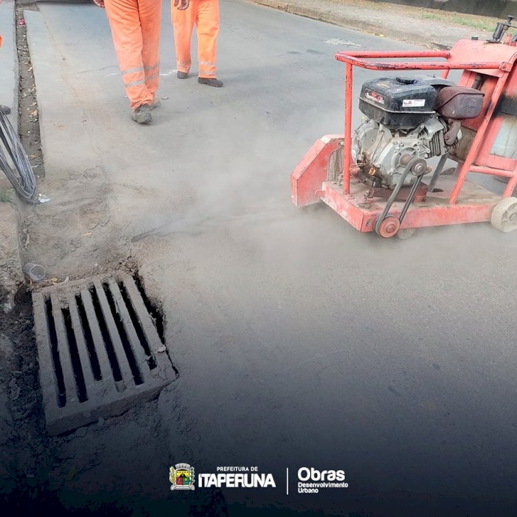 Secretaria de Obras realiza reparo  na rede de esgoto do bairro Cehab.