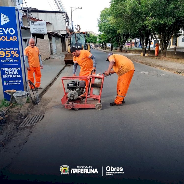 Secretaria de Obras realiza reparo  na rede de esgoto do bairro Cehab.