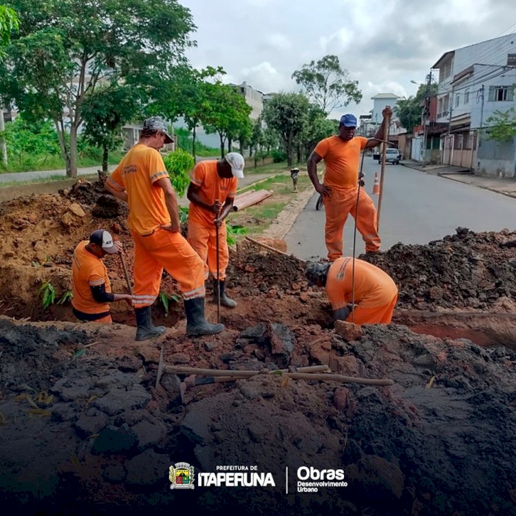 Secretaria de Obras realiza reparo  na rede de esgoto do bairro Cehab.