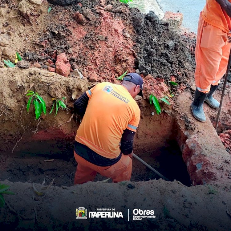 Secretaria de Obras realiza reparo  na rede de esgoto do bairro Cehab.