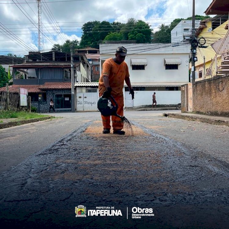 Secretaria de Obras realiza Operação Tapa Buraco  no bairro Fiteiro.