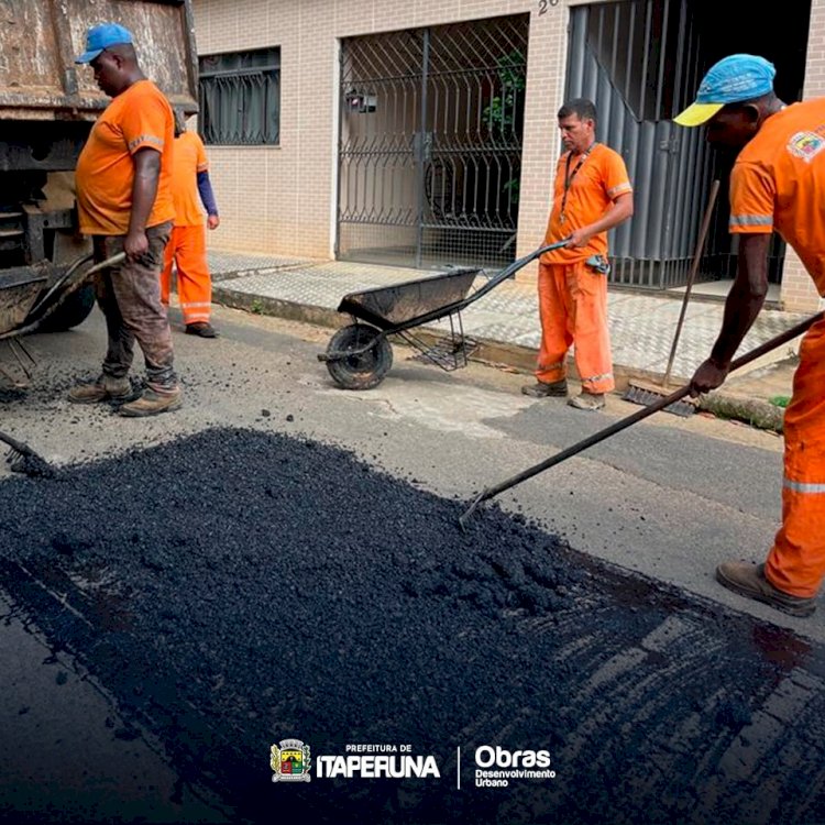 Secretaria de Obras realiza Operação Tapa Buraco  no bairro Fiteiro.