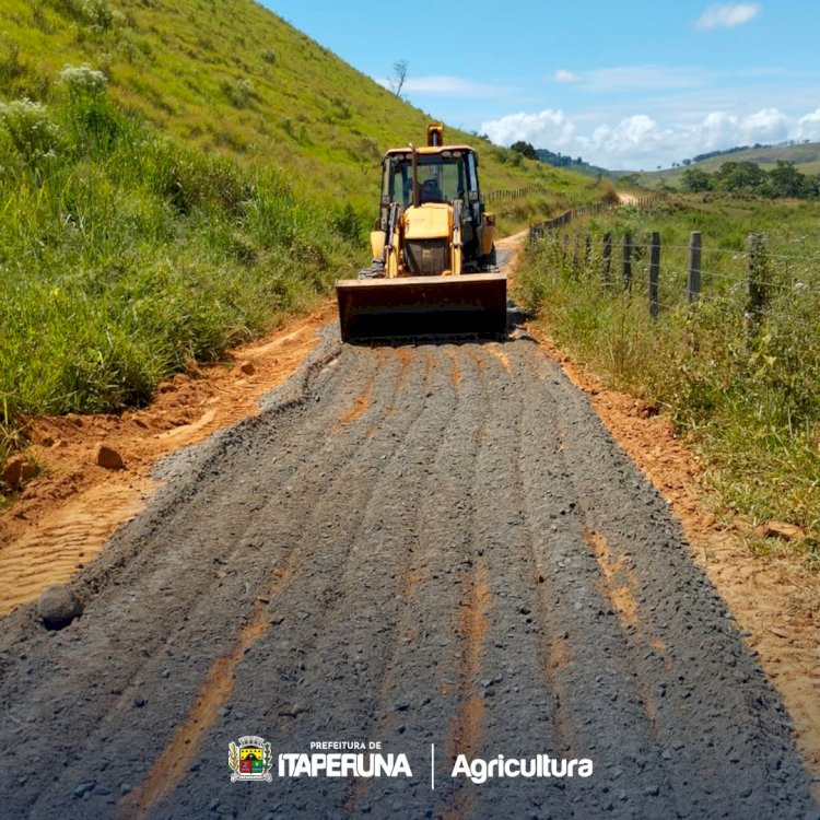 Secretaria de Agricultura recupera estradas da Serra Negra.