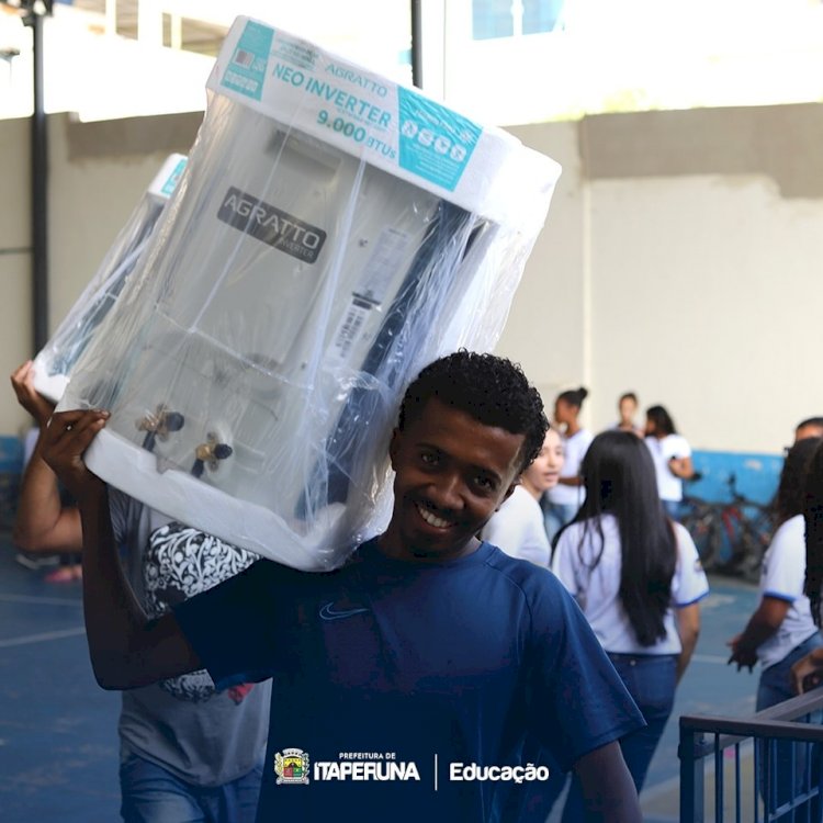 Semed entrega de novos aparelhos de ar condicionado na Escola Municipal Sítio São Benedito.